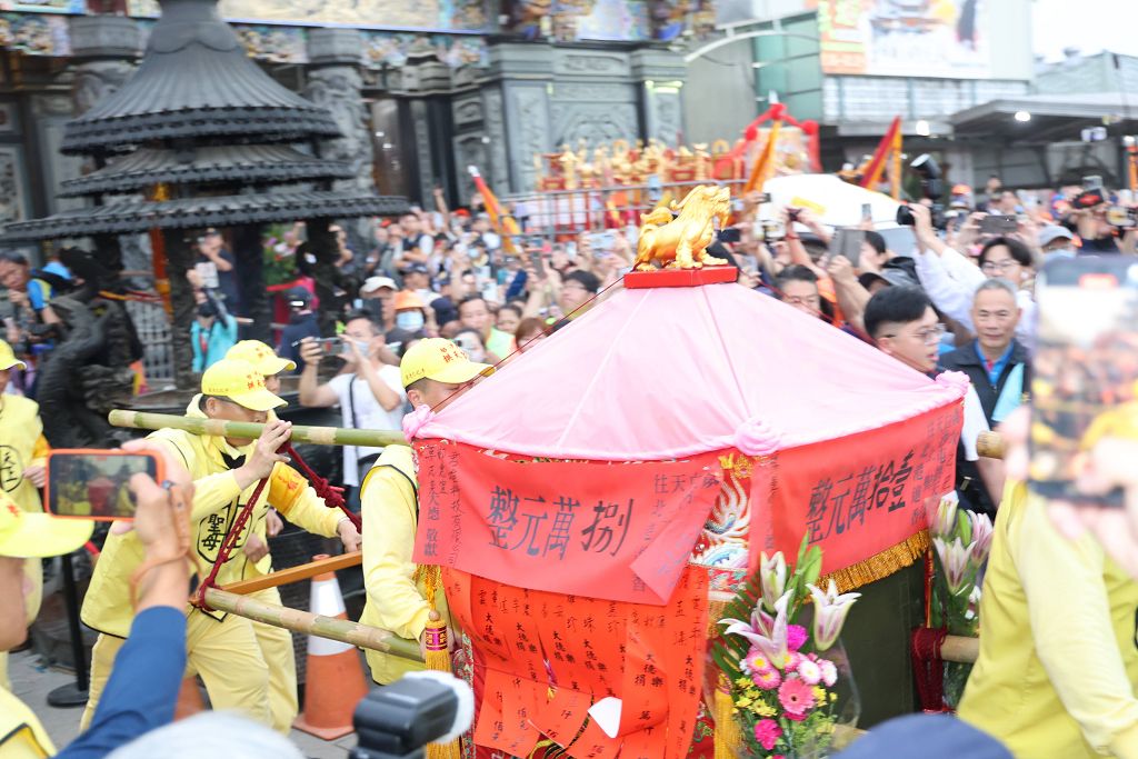 白沙屯媽祖駐駕受天宮過夜  趕早起駕許縣長獻花送駕