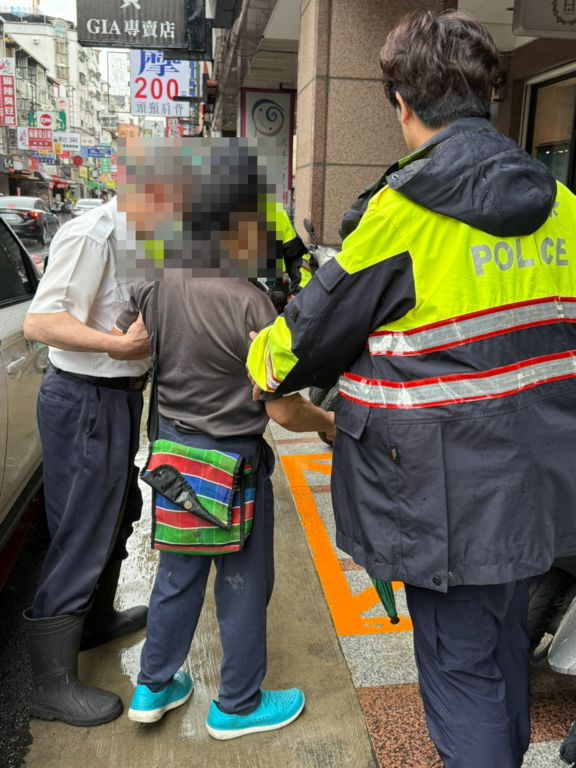 92歲老翁雨中暴走 重現頭文字D神場面真相超反轉