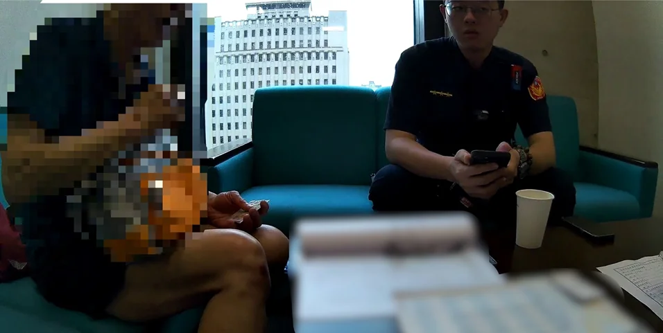 詐團鎖定銀髮族 老翁解約180萬險遭騙 中警語重心長：「這是你的血汗錢」
