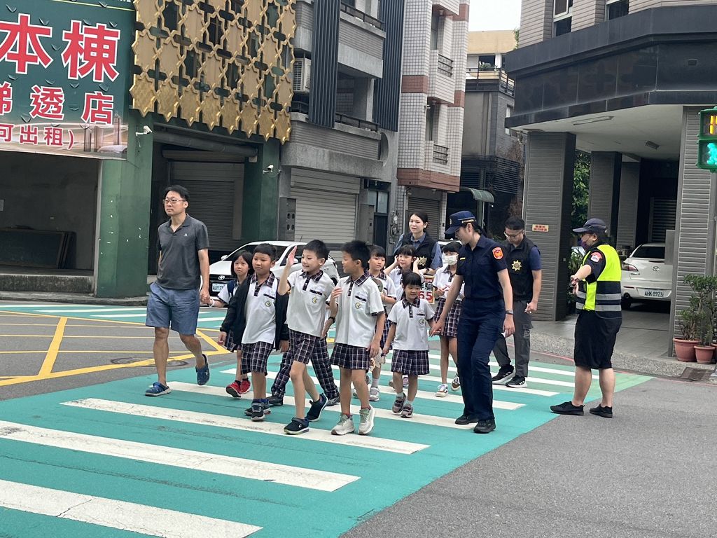 警察化身上學路守護者 惠來國小校門口最暖風景