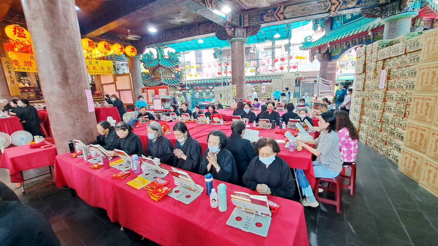 台北葫蘆寺中元普渡盛大舉行 逾12000份供品超渡親友與寵物