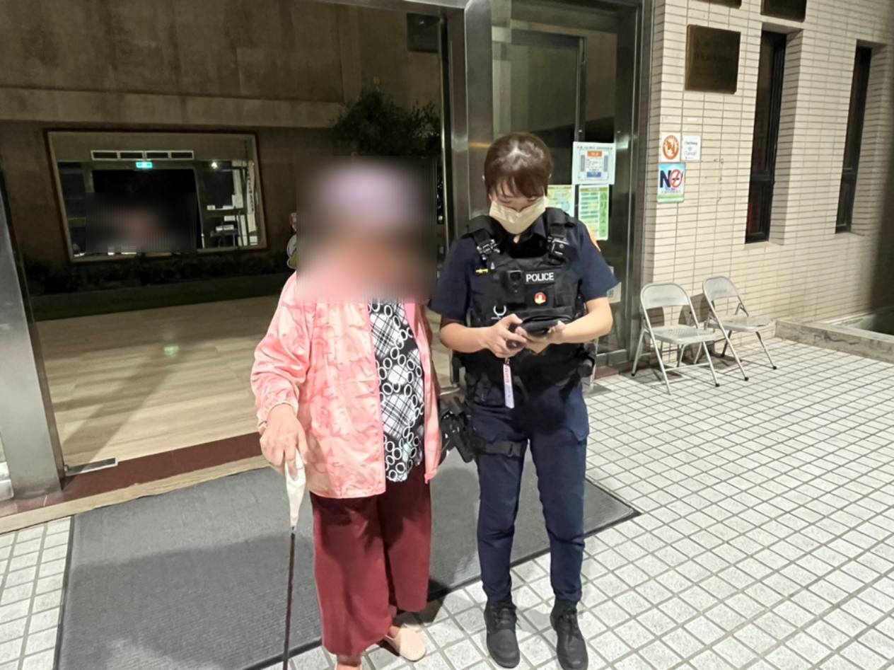 想幫忙卻反被害 阿嬤聽怪聲外出卻走失 警暖心護送回家