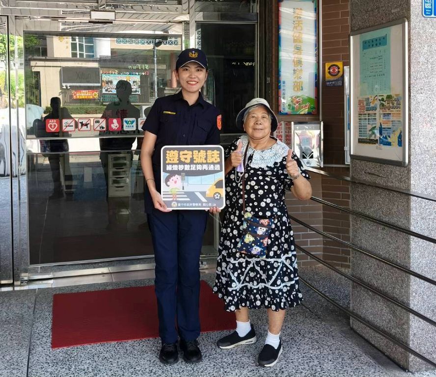 台中暖警陪長輩實境學過馬路　長者笑：像回到小時候
