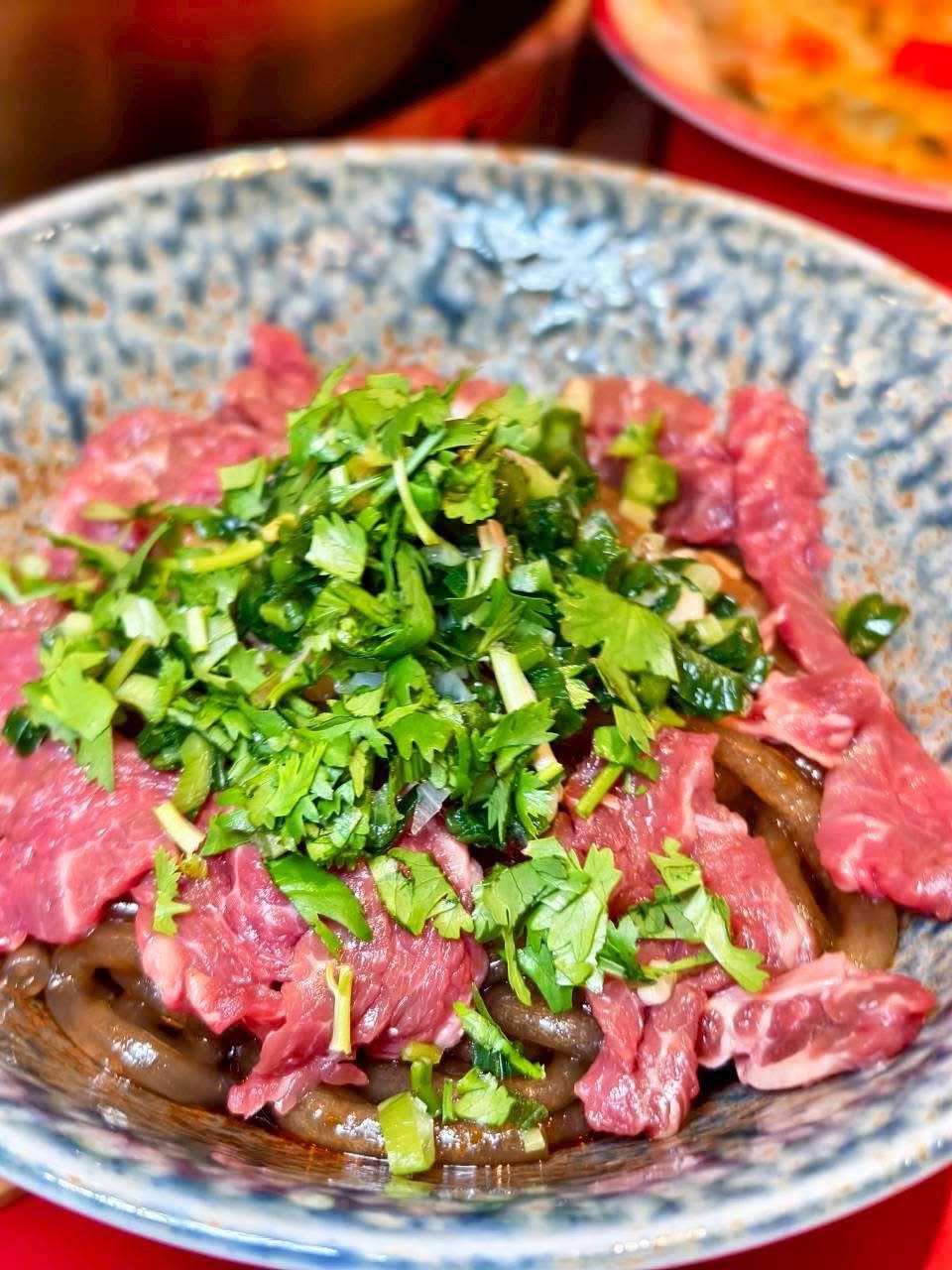 【台北美食報導】肥腸紅薯粉、清湯牛肉湯──壹直串麻辣鴛鴦的味覺驚喜