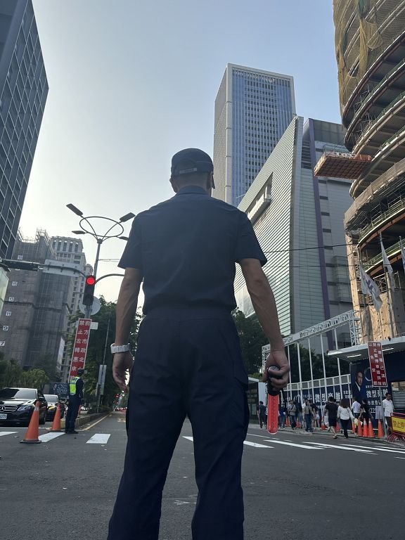 西屯兩大百貨同步開幕 警方精準管制無回堵