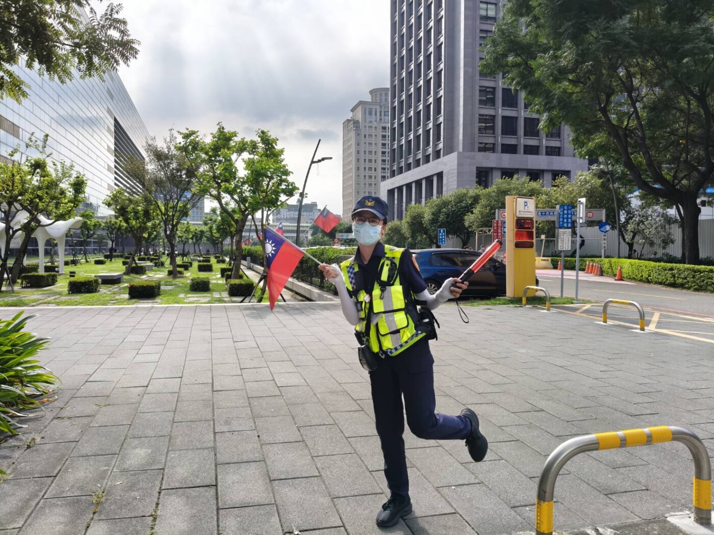 警民齊心歡慶國慶　六分局嚴守升旗典禮安全、展現親民服務