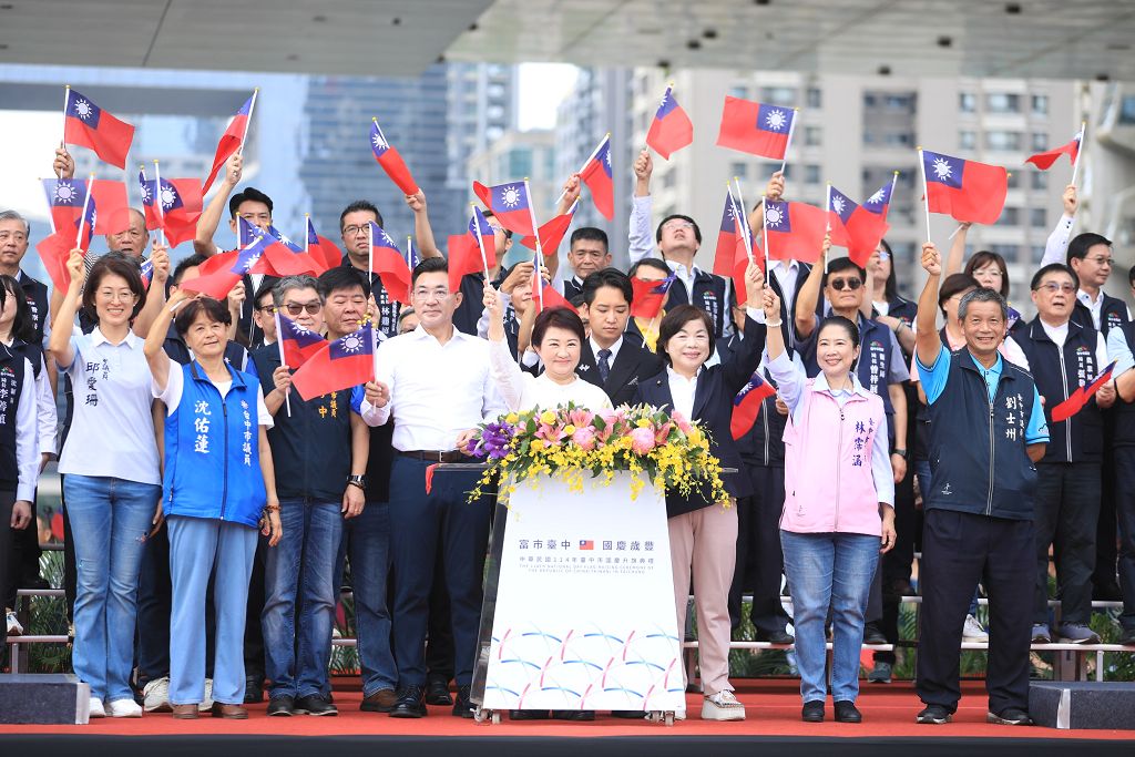 中市府國慶升旗2.3萬人次擠爆府前廣場、紀念物秒殺 盧市長：七年辛勤耕耘迎市政豐收