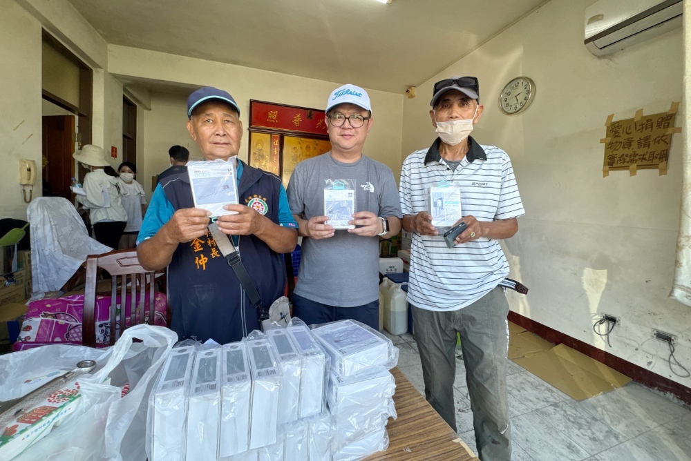 亞瑟3C生活化身「3C超人」協助花蓮光復鄉贊助村長行動電源助一臂之力