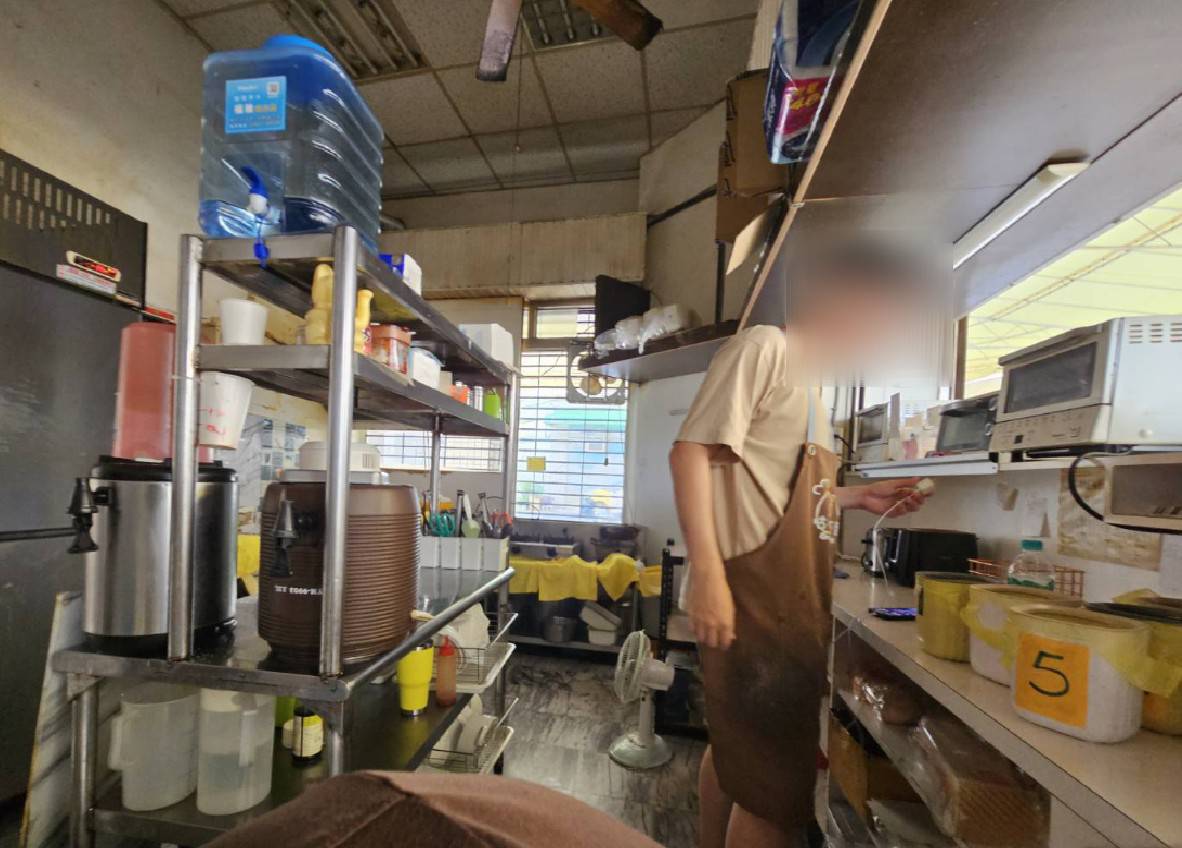 喬裝破案警挽袖穿圍兜 假扮早餐店員逮64歲詐騙車手 1 20251022130327 20