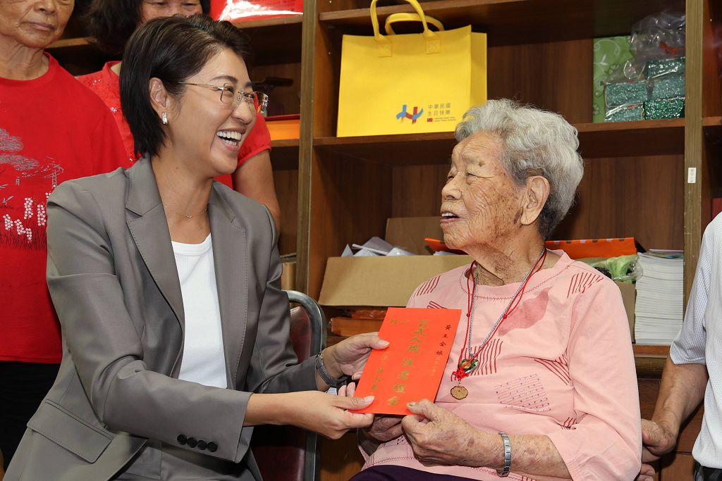 重陽節前夕 南投縣長許淑華親訪百歲人瑞 祝賀長壽康健