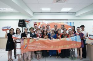 圖說 114年「原住民族語司儀人才培力計畫」基礎班臺北場圓滿結業，學員與講師及基金會團隊合影留念，展現族語主持新世代的熱情與自信。