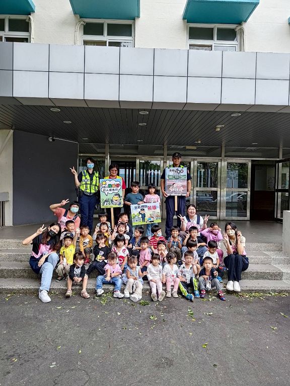 臺中六分局宣導進校園　孩子手作感謝卡暖翻警察心