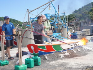圖說 帶領淡江大學視障資源中心的師生體驗金山蹦火是多元參與的食農教育場域典範之一