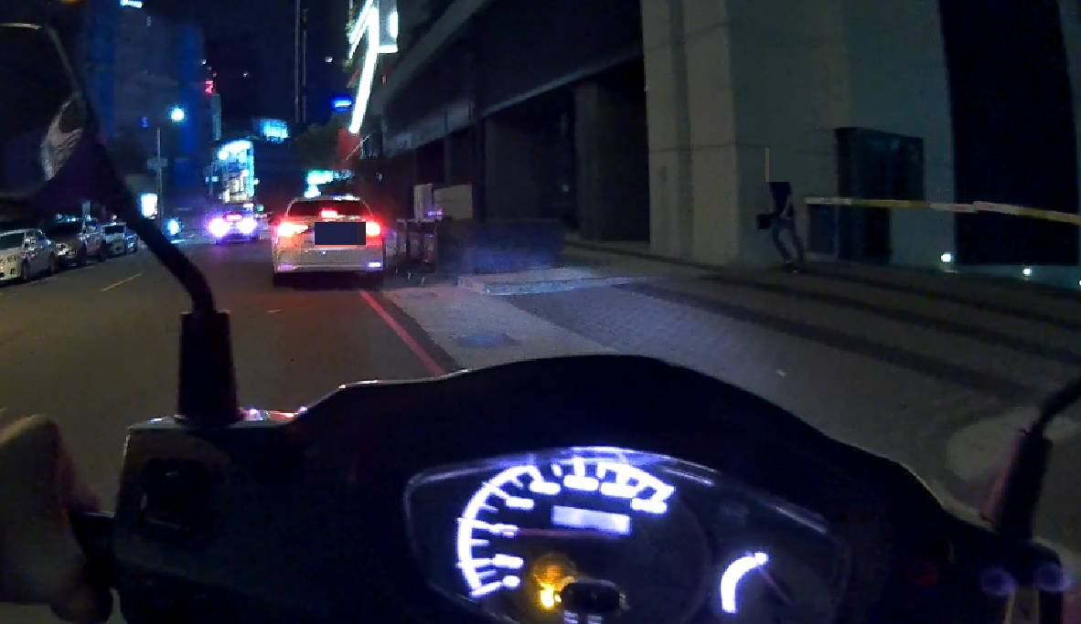 男子違停神情怪異 警折返竟查獲毒品包