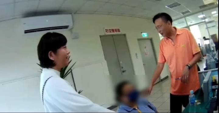 幸運闖紅燈？婦人被警攔查　意外躲過詐團毒手