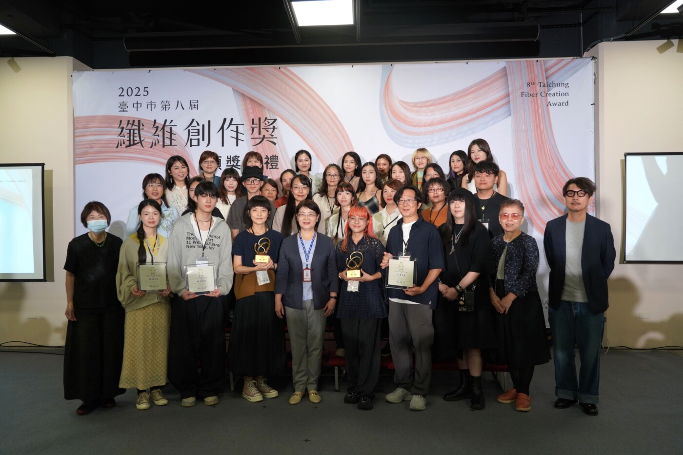中市第八屆纖創獎11/8盛大頒獎 香港藝術家熱熔膠創作巧思奪藝術類首獎
