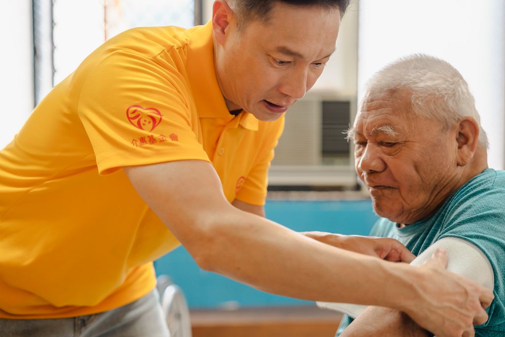 不老男神謝祖武化身公益大使 親送溫暖到偏鄉