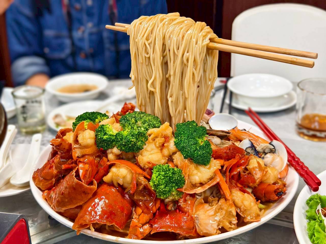 六張犁巷弄裡的豪邁海味之旅 龍洞海產用誠意開場、以浮誇收尾的饕客級桌宴