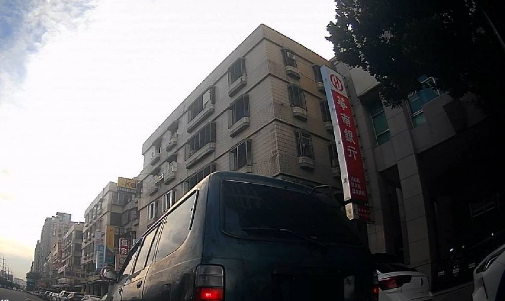 硬闖紅燈遭攔查!台中通緝犯心虛發抖 背包再被搜出安非他命