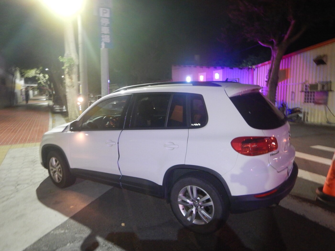 失控衝上分隔島撞號誌桿 酒駕洪男送醫不逃法辦結局曝光