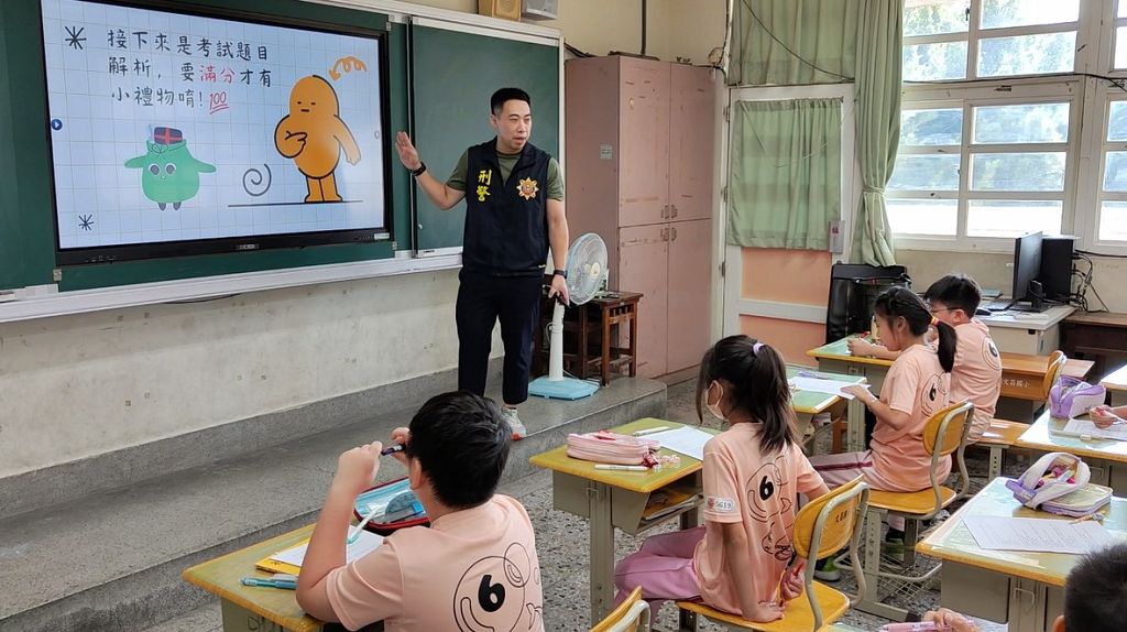 刑警進校園開「防詐學堂」！搞笑隨堂考讓學生笑翻：那是洗手口訣啦