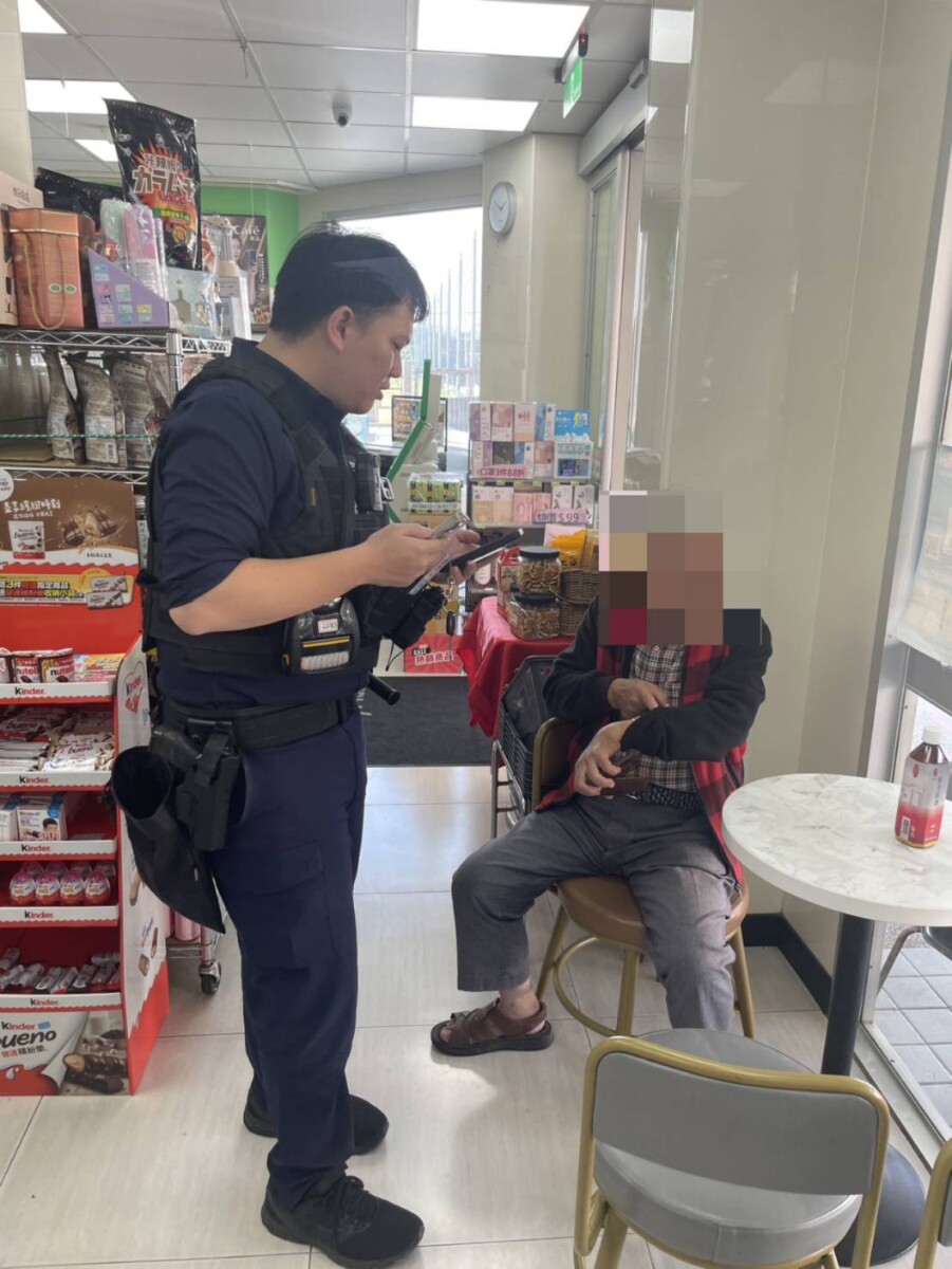 八旬翁獨自外出迷途 警方獲報超商尋獲即刻救援