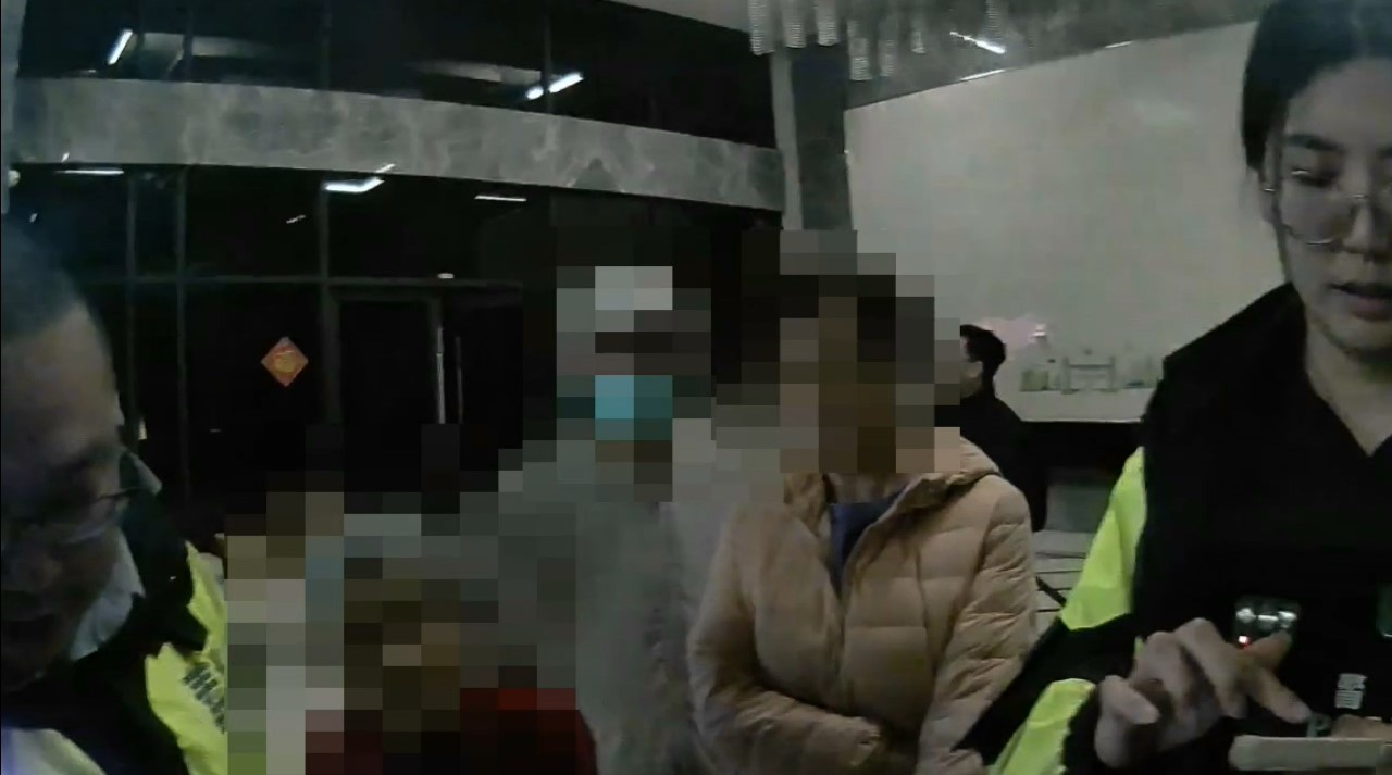 93歲老婦深夜迷途顫抖發冷 北屯警脫外套相助獲讚暖警