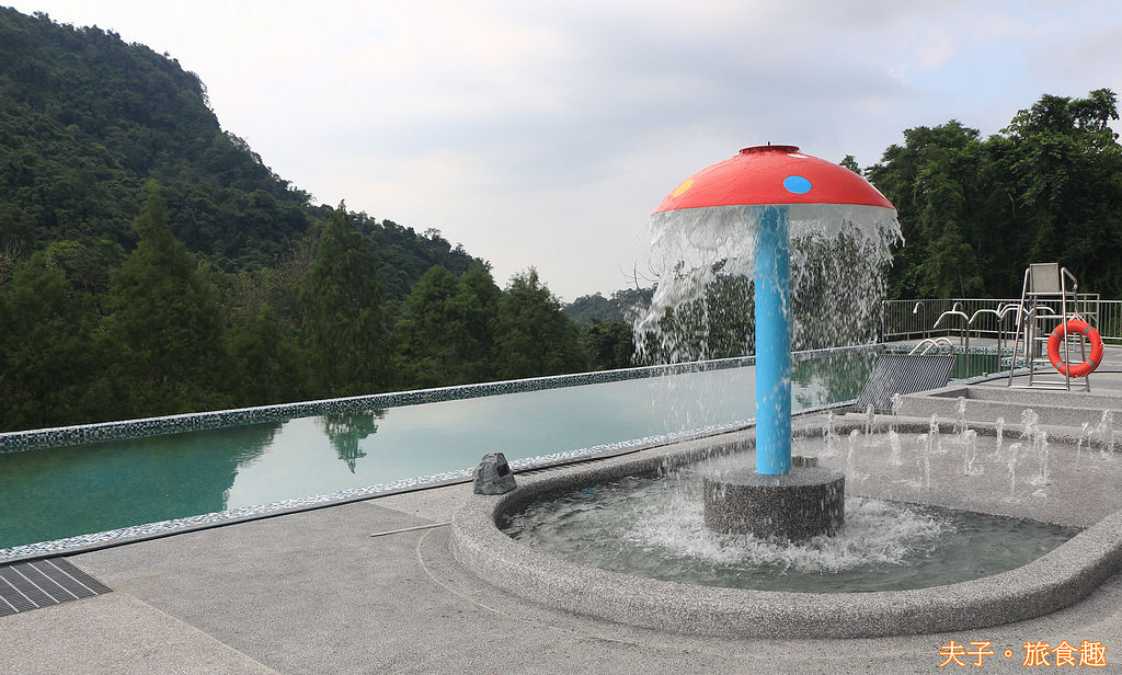 台南關子嶺 森之湯脈衝SPA親子水樂園 山林泳池相成映 泡湯戲水親子同樂