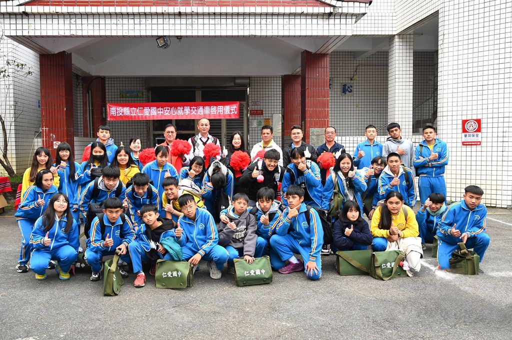 仁愛國中安心就學交通車啟用 馬文君:一起守護孩子上下學的路