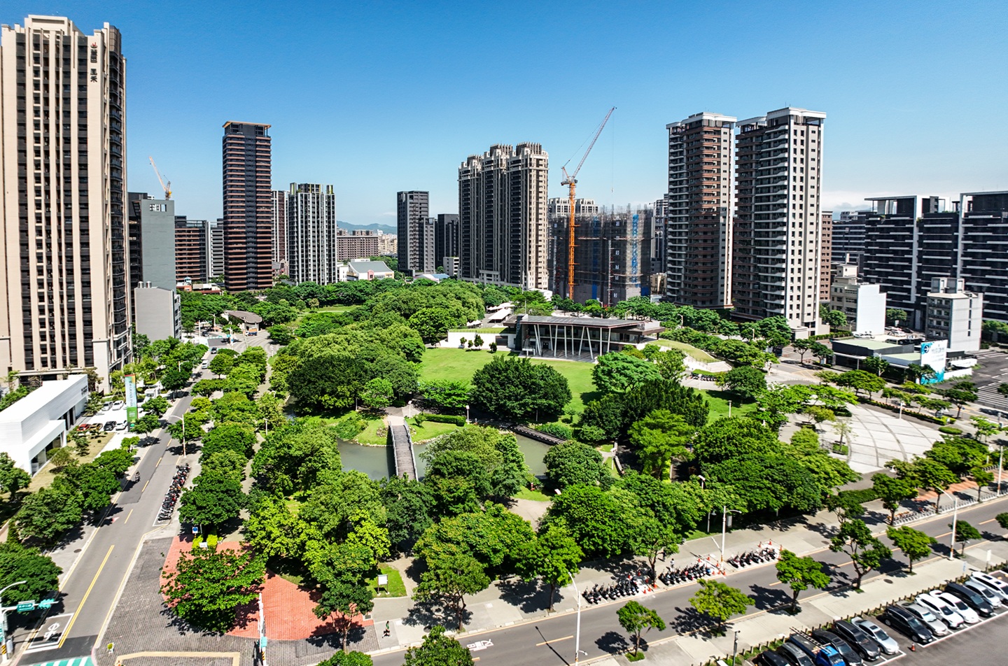 台股居高思危 品牌建商聚焦「能跨越景氣循環」的資產