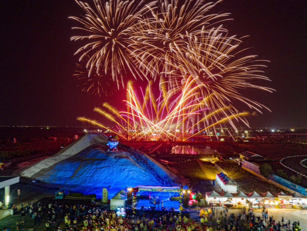 七股鹽山舉辦鹽續幸福・白色聖誕樂曲音樂會    吸引3000人齊聚共賞絢麗煙火