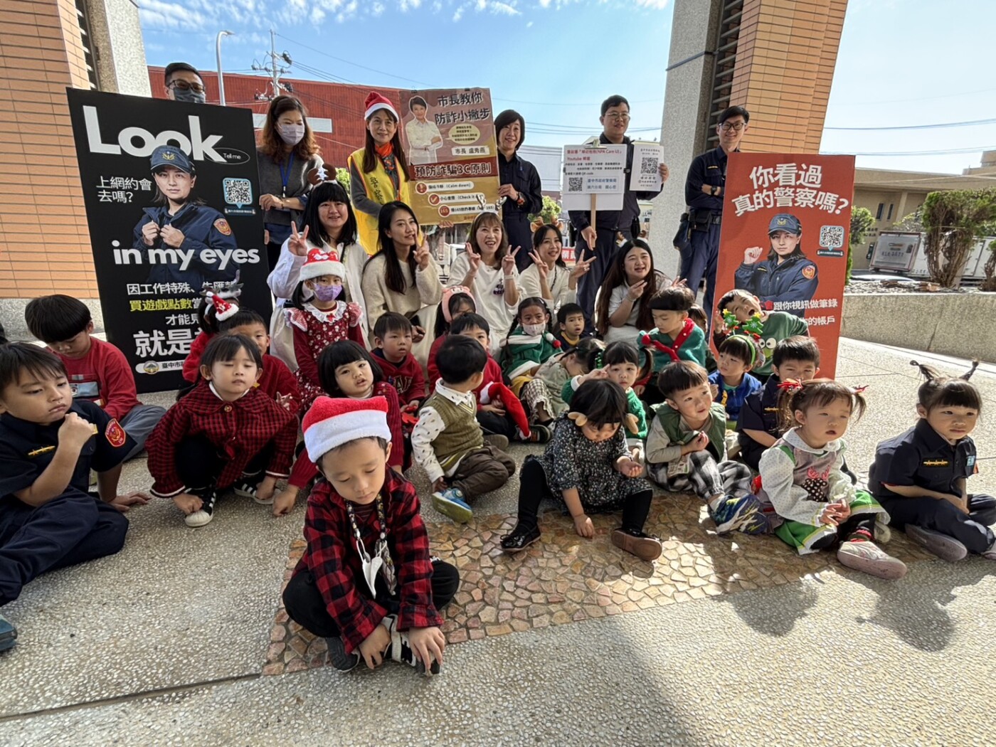 斑馬線上的最暖畫面　警察牽幼兒過馬路守住安全感