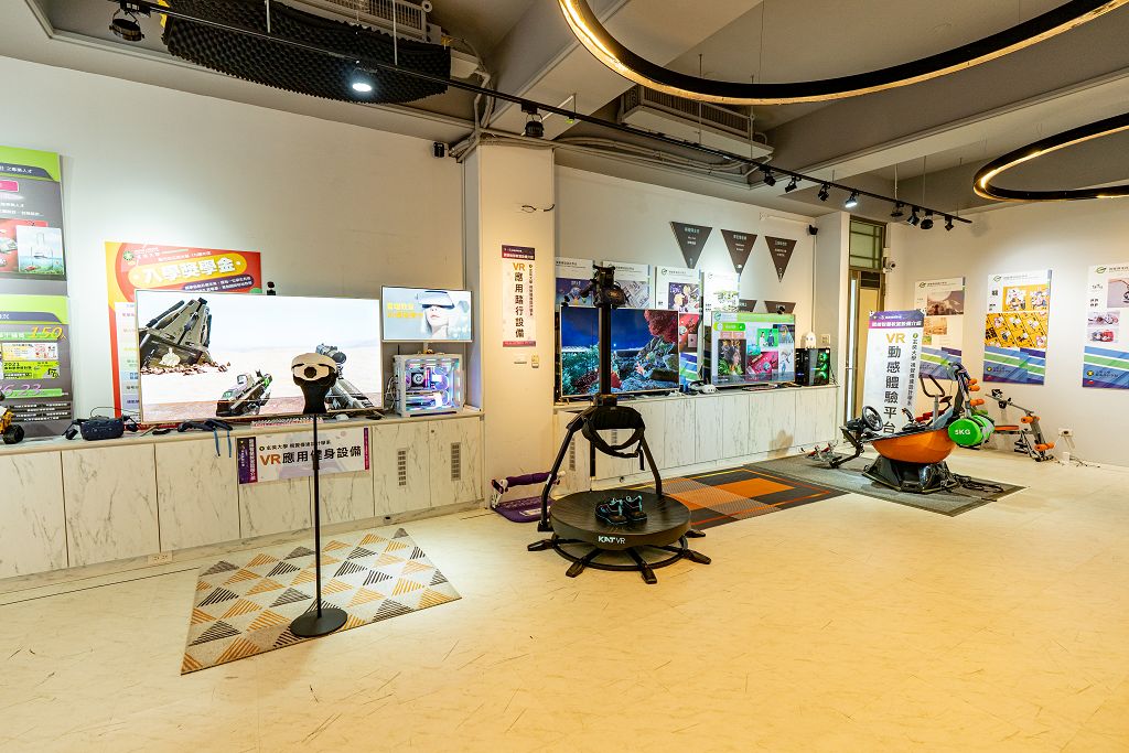 玄奘大學校長與新生合影，歡迎新生入學，展現校園活力