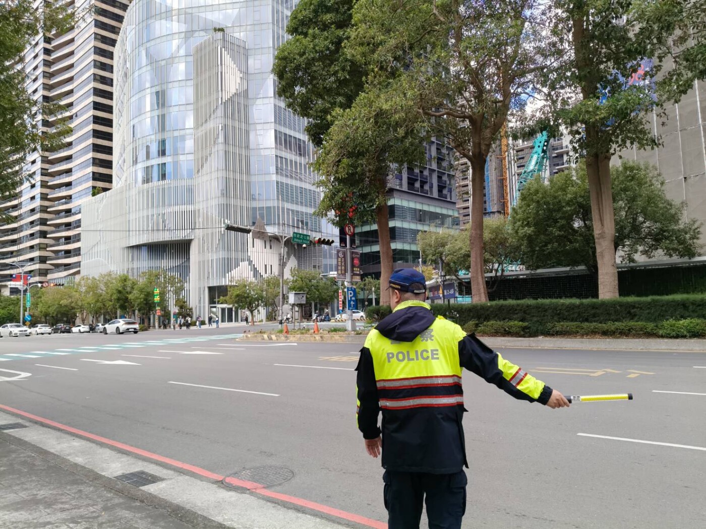 迎接115年元旦 台中警周密維安 府前廣場升旗典禮平安順利