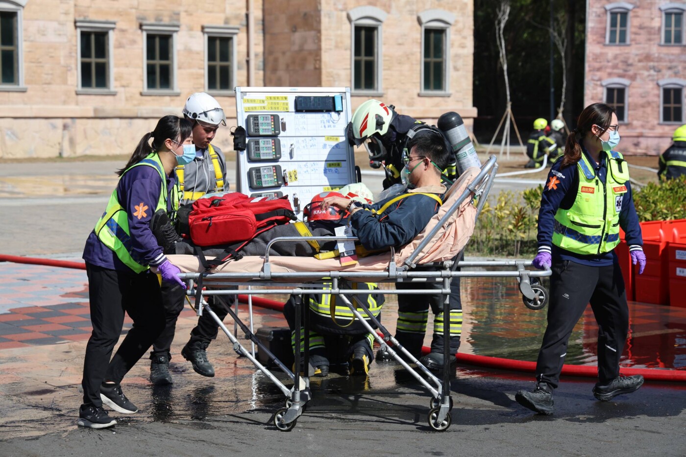 王瑞德視導119演習　無人機、消防機器人科技救災亮相