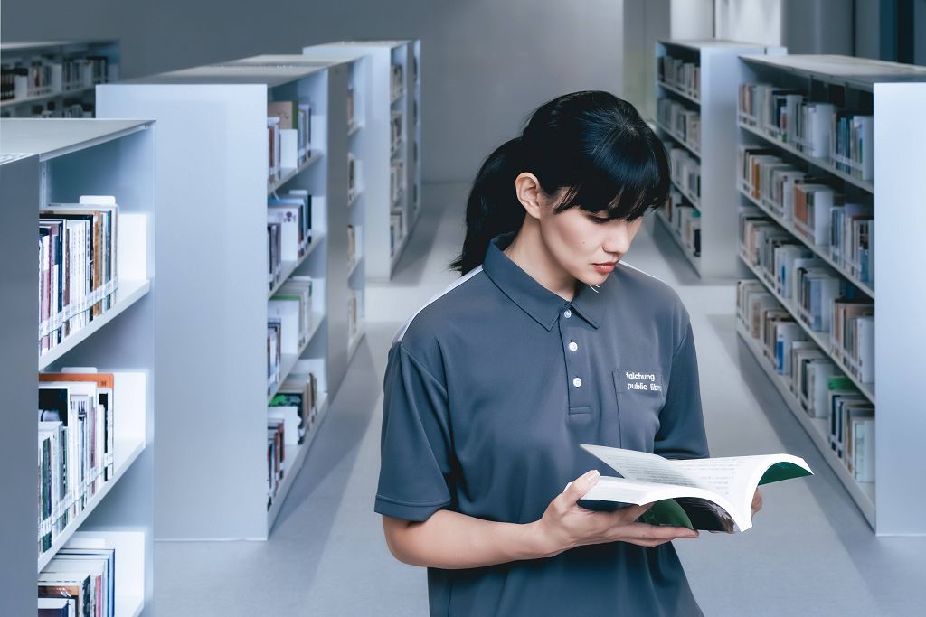 藝術與閱讀穿在身上　臺中綠美圖工作服展現跨域美學