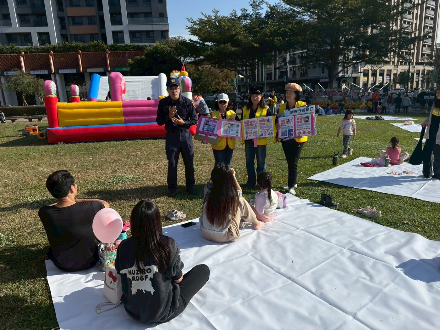 市集變身宣導站　警向民眾傳授防詐「三問一不」