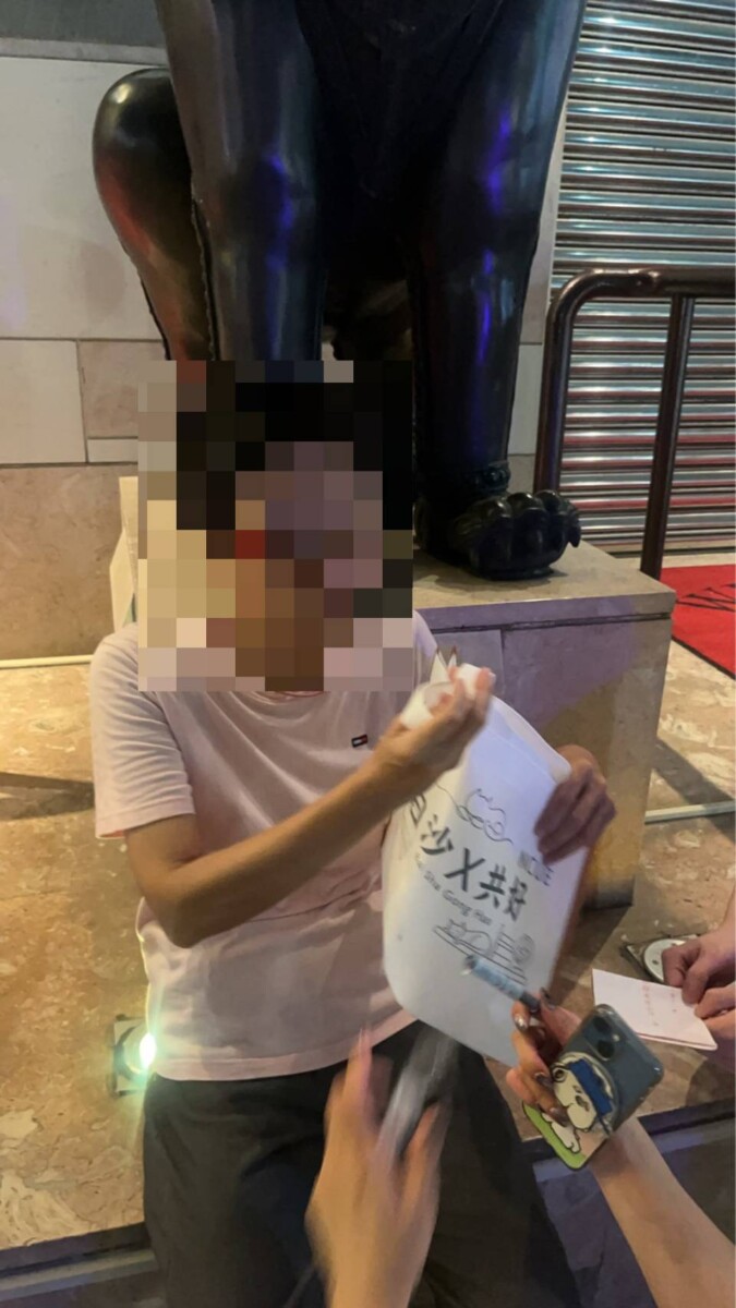 反差畫面！迷途嬤坐在金錢豹門口　警民耐心拼湊身分助團圓