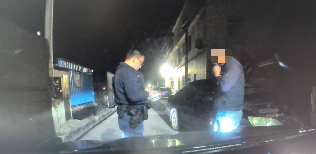 沒帶手機又拋錨！台中男深夜卡路中　警暖心神救援