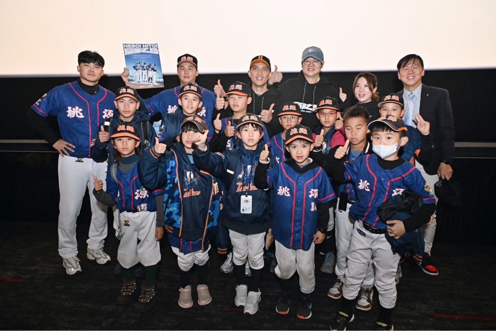 國球魂爆發   700人集體進場「熱血開轟」中山扶輪社包廳看「冠軍之路」