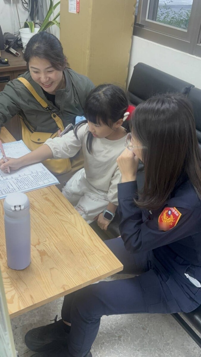 走進派出所上課！東大附小參訪警局　學童直呼警察好親切
