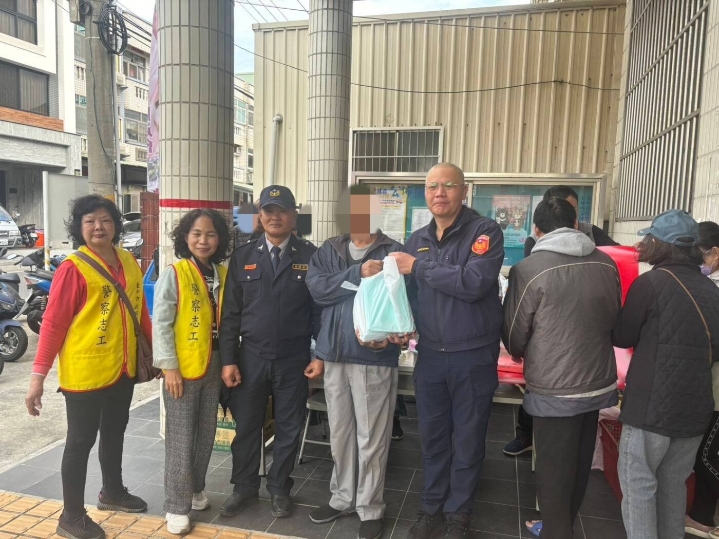 寒流來襲警民送暖　龍井里寒冬關懷同步防詐顧安全
