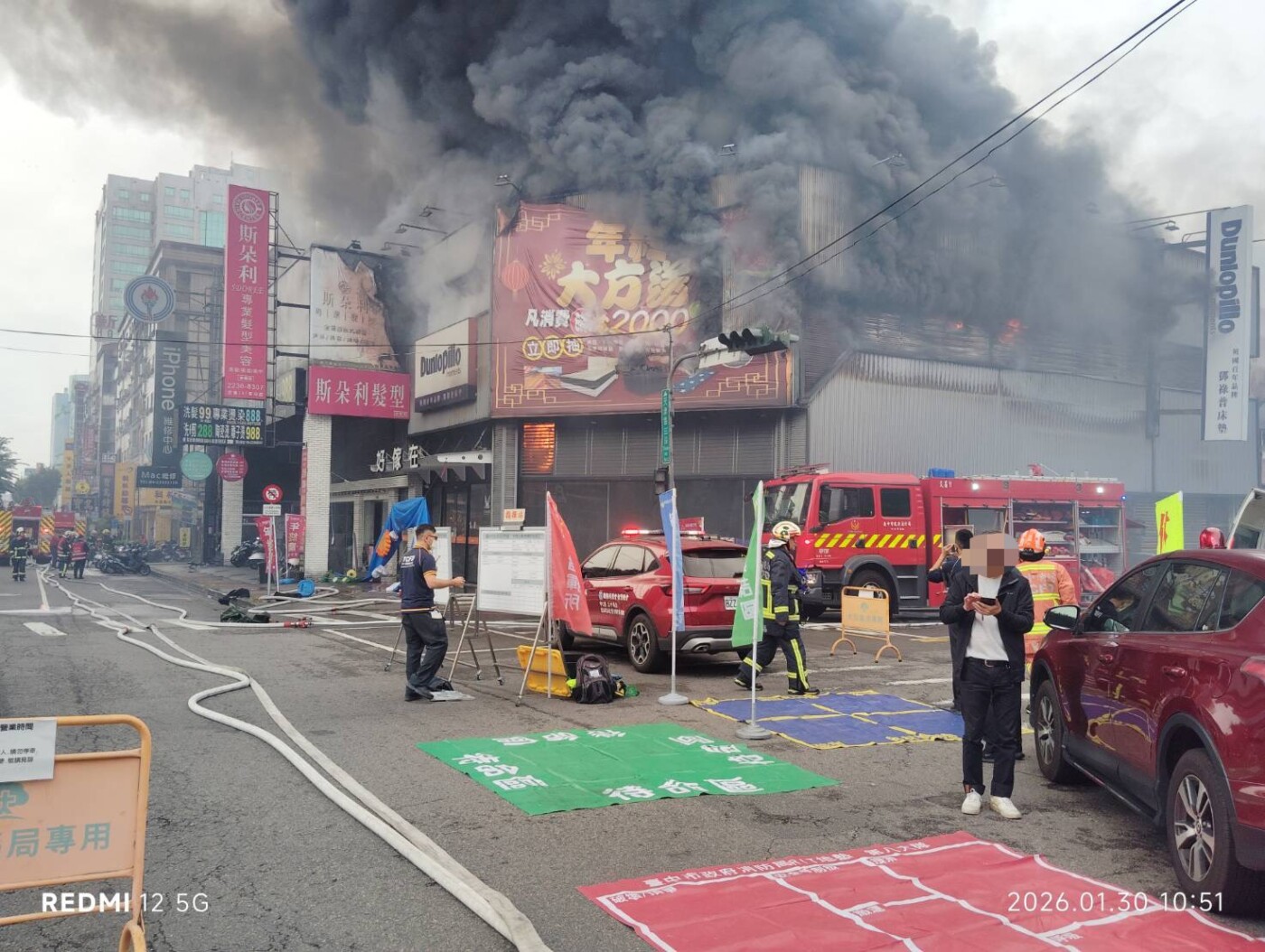 店家起火冒濃煙！崇德路口交通管制　暫無人員受困