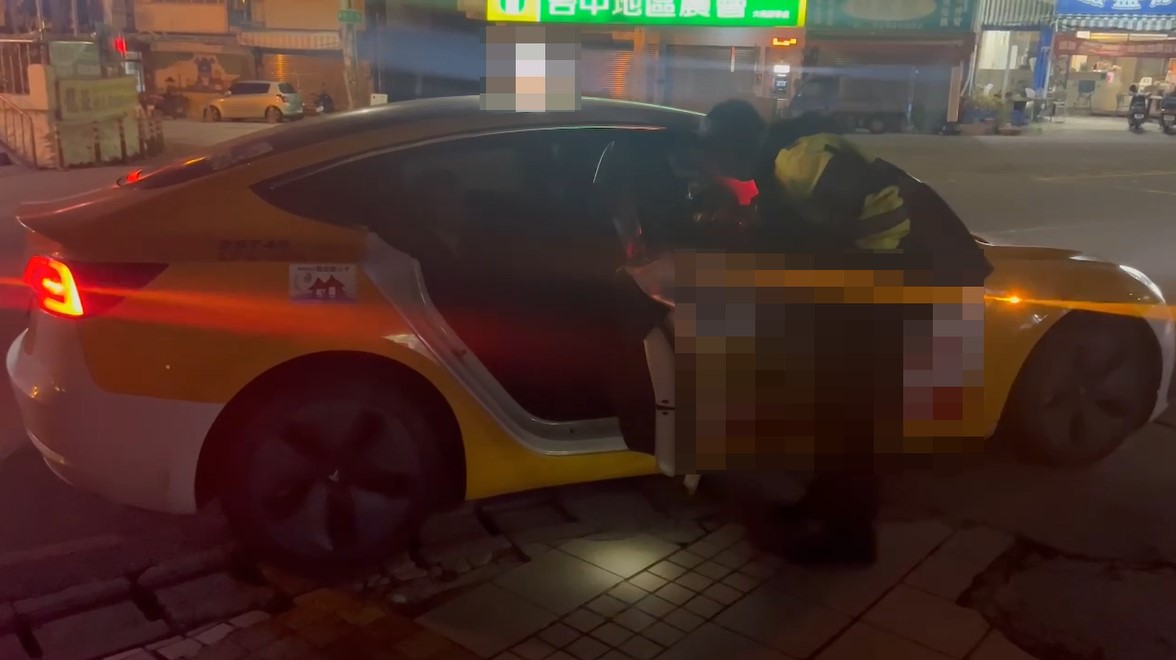 深夜迷路街頭徘徊　警察一個決定感動眾人