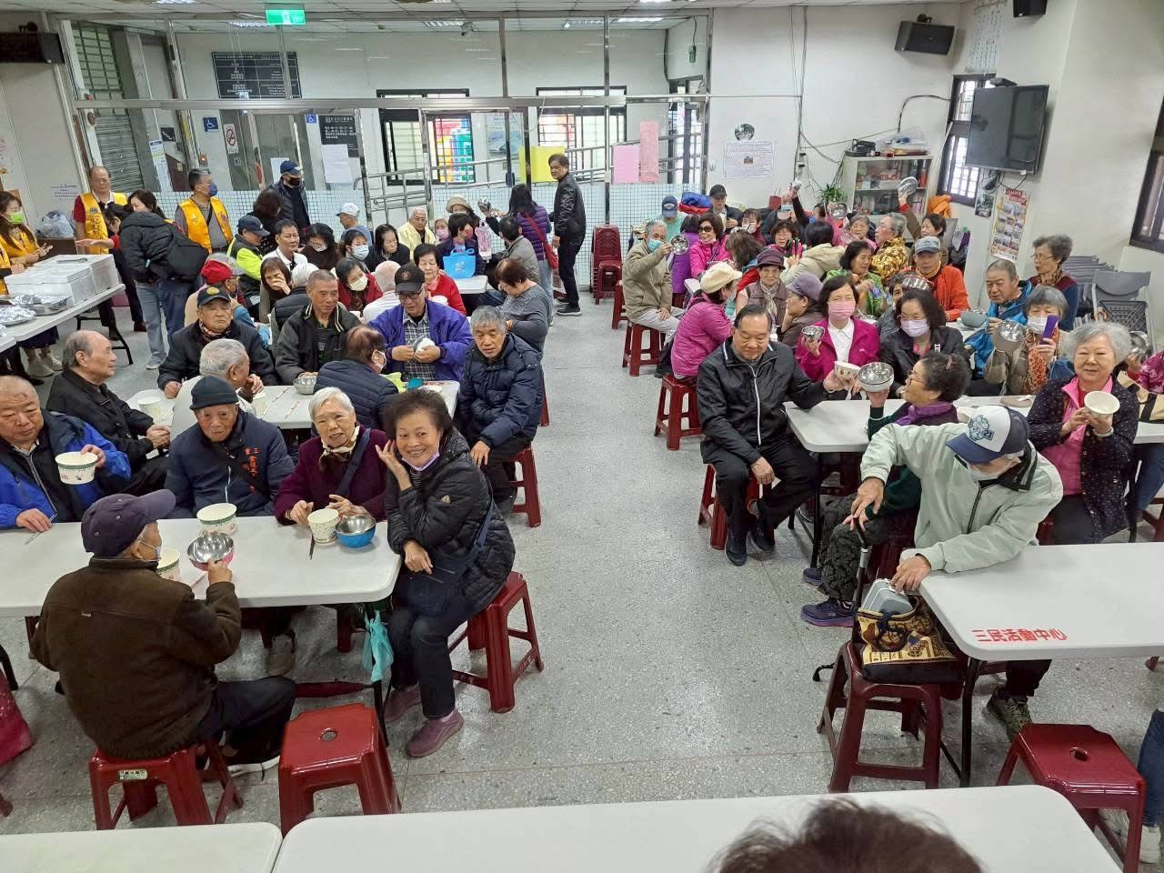 寒冬送暖到三重　劉月味主席共餐關懷弱勢與銀髮族