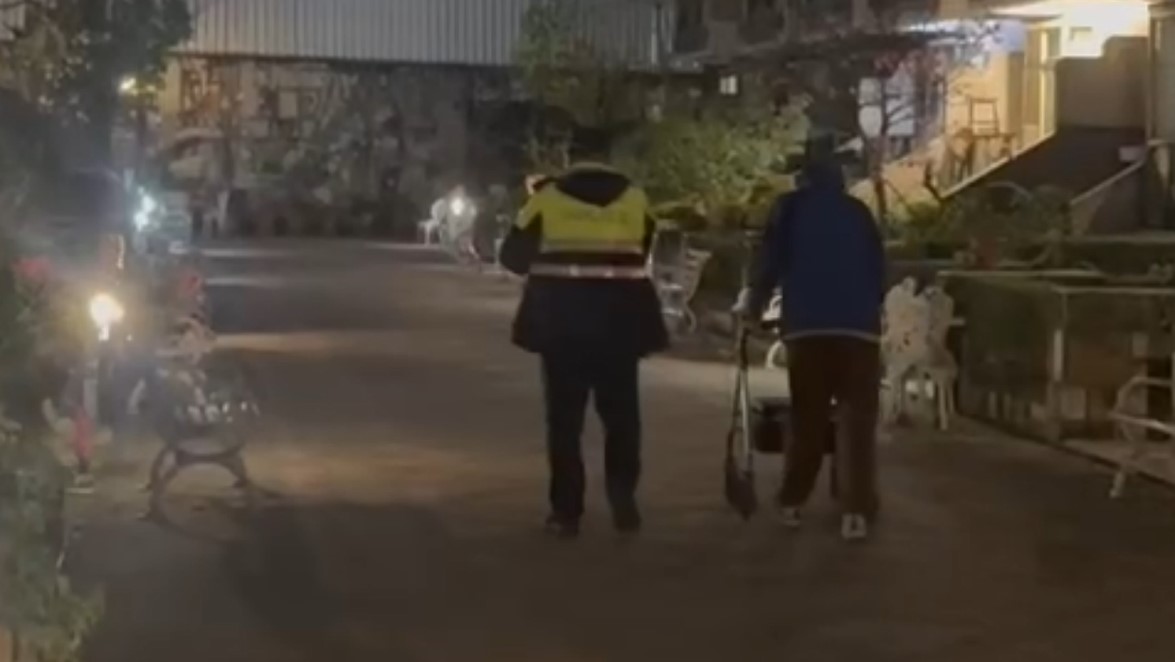 中清路驚見老翁逆向行走　水湳警即刻安置護送