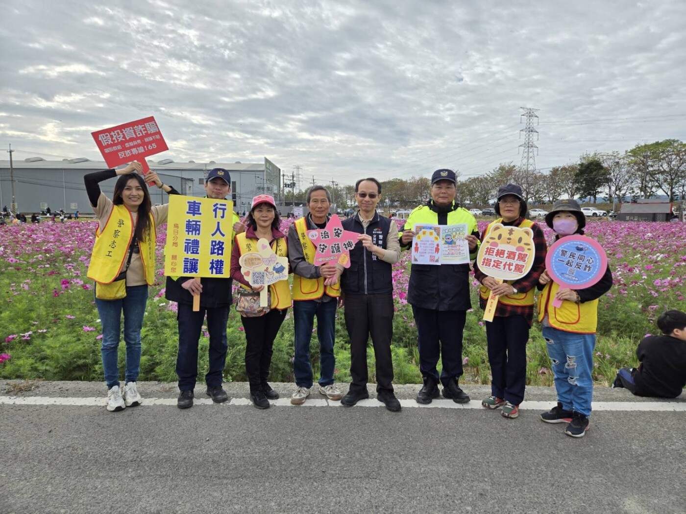 親子拔蘿蔔學防詐　烏日警宣導酒後不開車迎新年