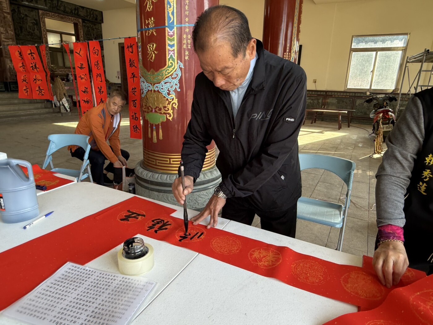 馬年開運！謝淑亞副縣長、黃文祥議員與水林婦女會碧清寺揮毫　墨香甜湯圓暖心迎春