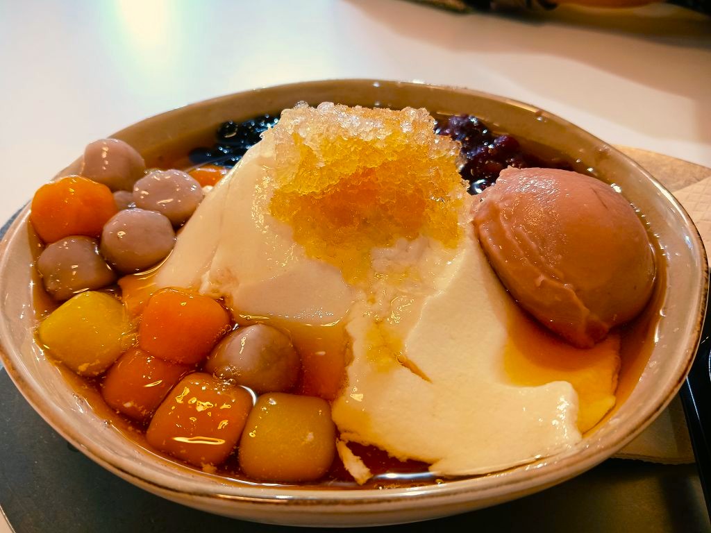 芋泥、花生一次滿足！台中向上市場oe偶飴甜品店吸引排隊潮