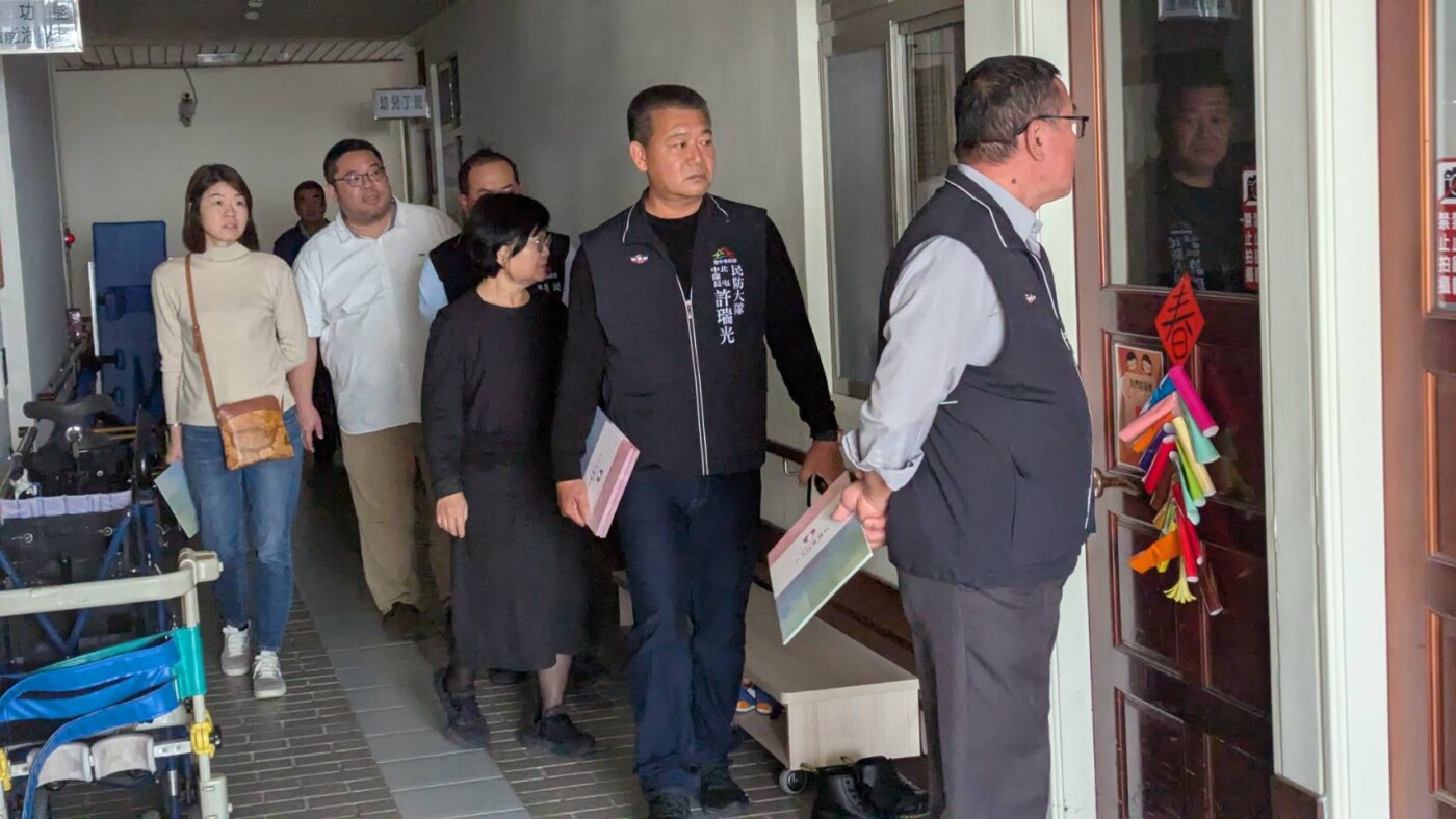 中市警五分局寒冬送暖　民防中隊捐8萬關懷十方啟能中心